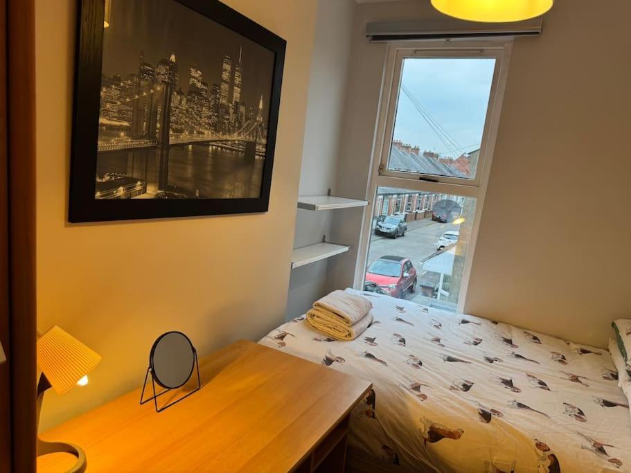 Stylish, Spacious And Central 4 Bedroom House Белфаст Экстерьер фото