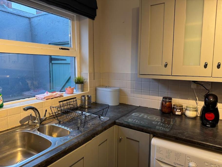 Stylish, Spacious And Central 4 Bedroom House Белфаст Экстерьер фото