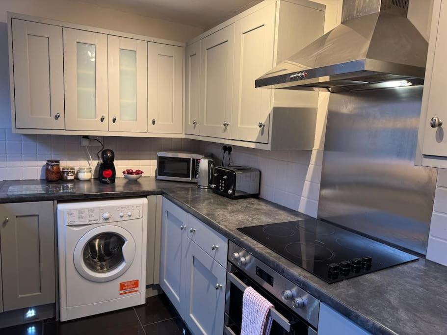 Stylish, Spacious And Central 4 Bedroom House Белфаст Экстерьер фото